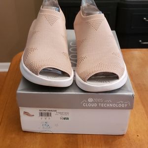 Bzees secret mauve sz 10W wedge sandal